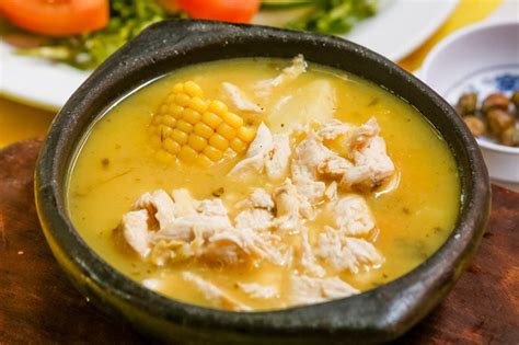  Ajiaco de Pollo: Uma Sopa Cremosa e Apetitosa Que Aquecerá Seu Coração (e Sua Alma)!