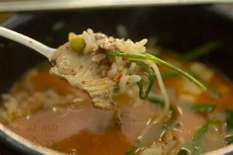  Dwaeji Gukbap: Uma sopa reconfortante com carne de porco macia que derrete na boca!