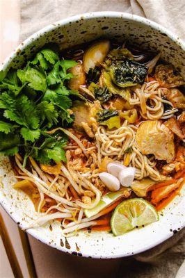  Khao Soi: Uma explosão de sabores picantes e cremosos em Chiang Mai!