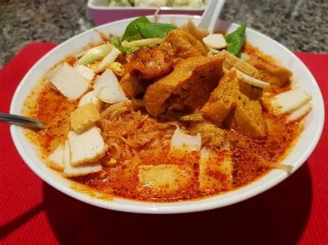  Laksa Penang: Uma Explosão de Sabores Picantes e Cremosos que Irrompem no seu Paladar!