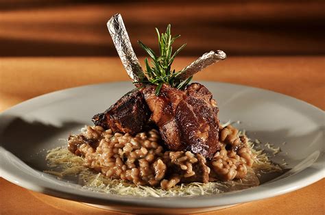  Massa de Arroz com Carne de Cordeiro e Sementes de Gergelim: Uma Sinfonia Explosiva de Texturas e Sabores Inigualáveis!