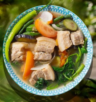  Sinigang na Baboy: Uma sopa de tamarindo fumegante que dança com acidez vibrante e notas de carne suculenta!