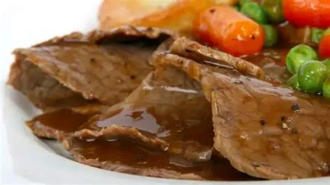  Bife de Boi Apanhado no Wok com Molho Agridoce: Uma Sinfonia de Sabores Picantes e Uma Textura Incrivelmente Macia?