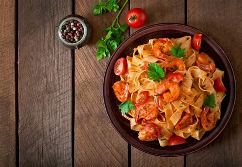  Macarrão com Camarão Tangshan: Uma Sinfonia de Sabores Marinhos e Texturas Al dente!